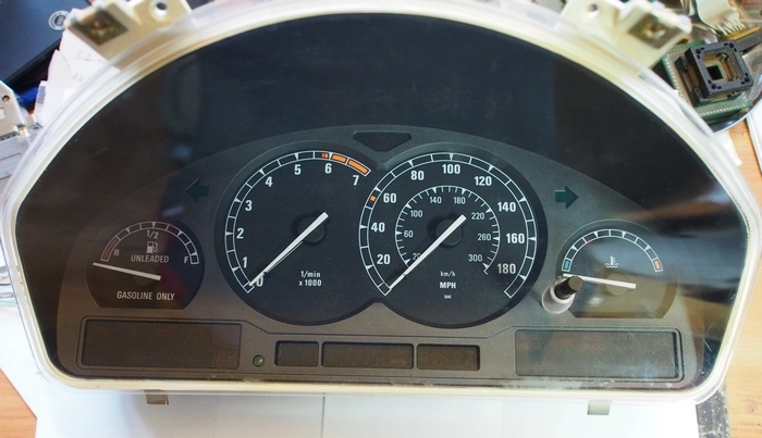 110008451009 110.008.451.009 VDO DASH BMW Z850 E31 93C56 EEP.rar